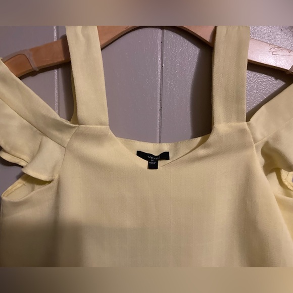 👚(bundle 4 items w/👚for $16) Beautiful soft yellow top - Picture 5 of 9